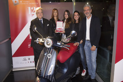 Carmen Ianiro, al centro, vincitrice della 22esima Targa Rodolfo Bonetto. A sinistra, Marco Bonetto, Yvonne Pasinetti, AD di Loghilton, a destra Elena De Silva di Garage Italia Customs e Andrea Cimini di Lumina