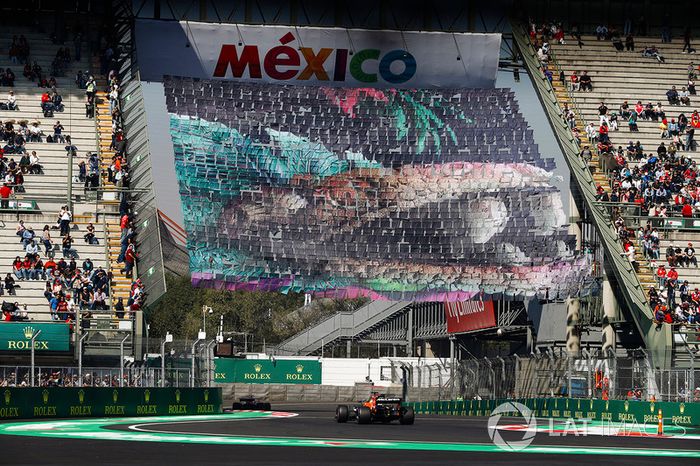 Fernando Alonso, McLaren MCL32, sigue un Ferrari a través de la sección del estadio