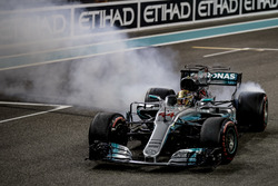 Le deuxième, Lewis Hamilton, Mercedes AMG F1, effectue des donuts