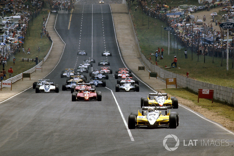 Start: René Arnoux, Renault RE30B and teammate Alain Prost, Renault RE30B lead the rest of the field