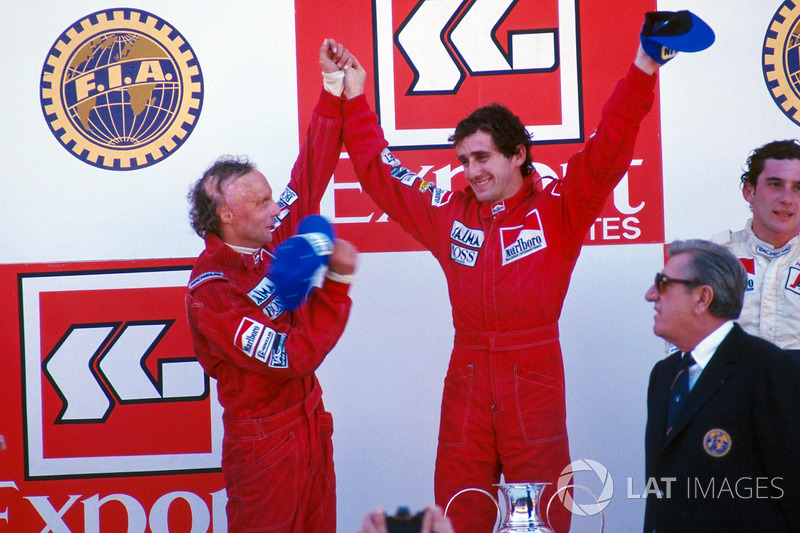 Podium : le vainqueur Alain Prost, le deuxième Niki Lauda, le troisième Ayrton Senna