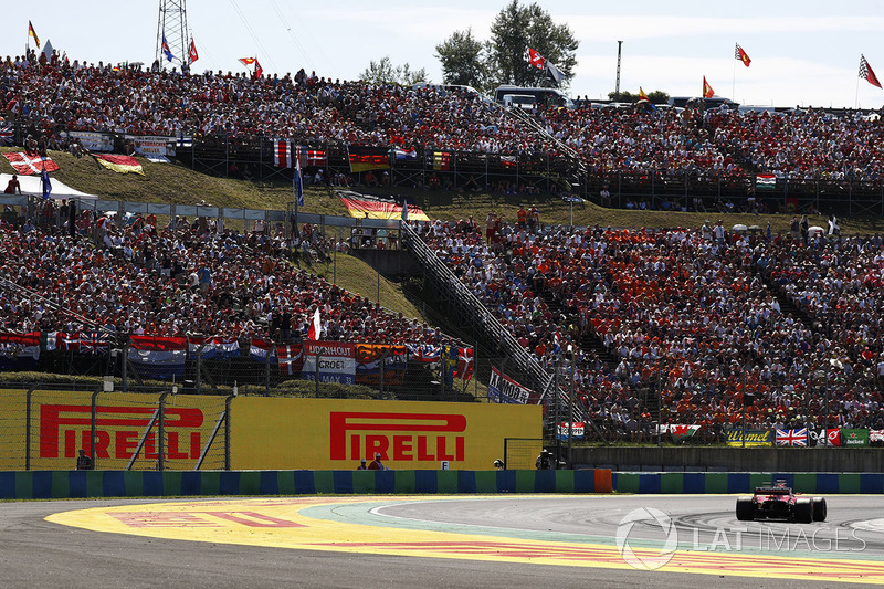 Sebastian Vettel, Ferrari SF70H, passa accanto a una tribuna gremita