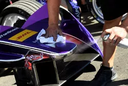 Techneut maakt de Virgin DSV-02 schoon