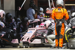 Esteban Ocon, Sahara Force India F1 VJM10, s'arrête au stand