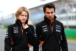 Sergio Pérez, Sahara Force India F1, Bernadette Collins, Sahara Force India F1 Team Performance y ingeniero de estrategia caminan por el circuito