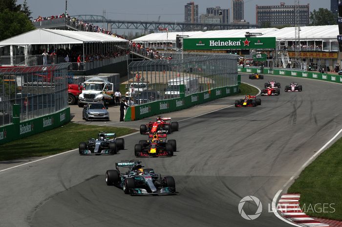 Lewis Hamilton, Mercedes-Benz F1 W08  lidera a Valtteri Bottas, Mercedes-Benz F1 W08 y Max Verstappen, Red Bull Racing RB13