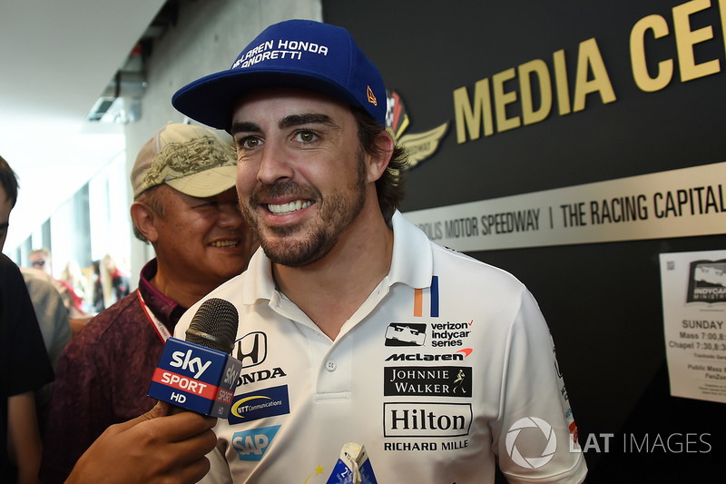 Fernando Alonso, Andretti Autosport Honda parla con i media dopo il ritiro dalla gara