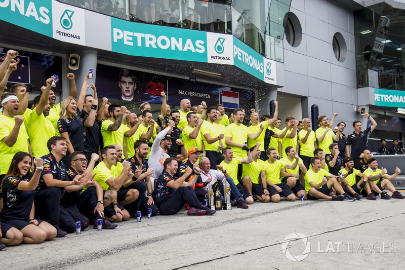 Max Verstappen, Red Bull Racing, race winner, Third place Daniel Ricciardo, Red Bull Racing, Christian Horner, Team Principal, Red Bull Racing, Helmut Markko, Consultant, Red Bull Racing, the Red Bull team celebrate