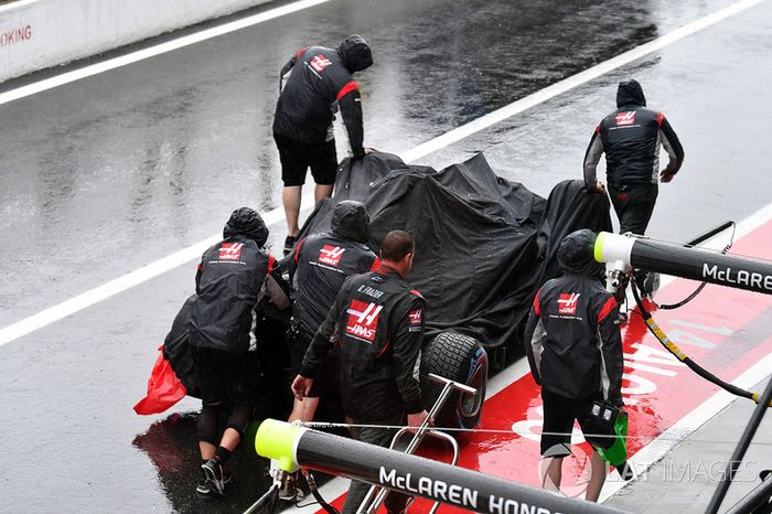 El coche de Romain Grosjean, Haas F1 Team VF-17 es removido después del choque