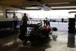 L'équipe travaille sur la McLaren MP4-31 Honda dans le garage