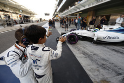 Felipinho Massa winkt seibem Vater Felipe Massa, Williams FW38