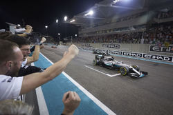 Le vainqueur Lewis Hamilton, Mercedes AMG F1 W07 Hybrid franchit la ligne d'arrivée devant le Champion du monde Nico Rosberg, Mercedes AMG F1 W07 Hybrid