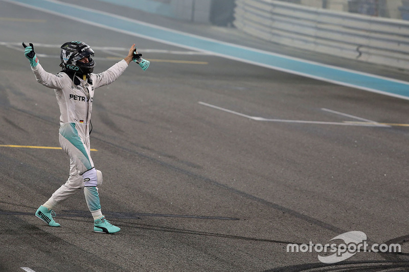 2. Nico Rosberg, Mercedes AMG F1 feiert seine WM-Titel nach dem Rennen