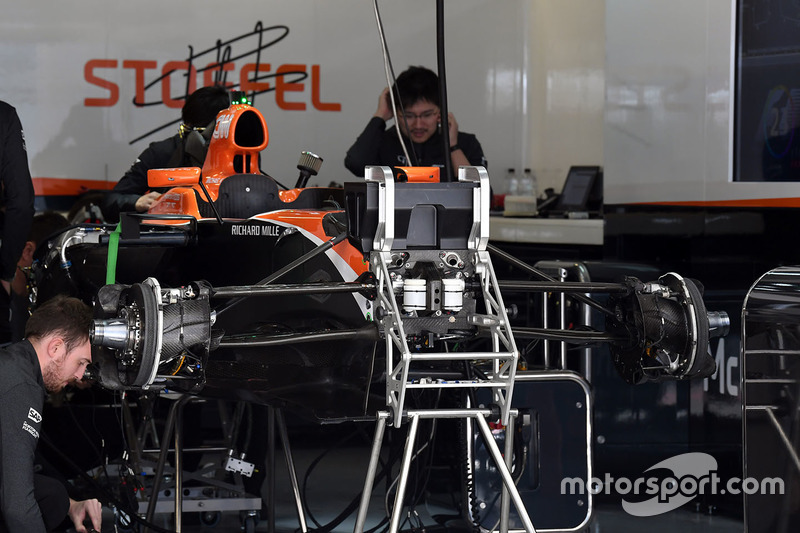 McLaren MCL32, detalle del chasis y frenos delanteros