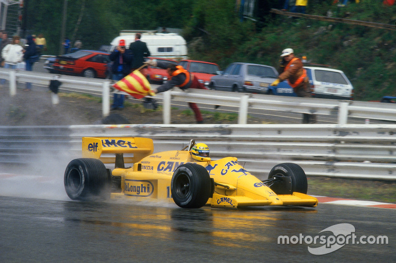 Dua tahun kemudian, Senna terlibat duel panas melawan pembalap Inggris, Nigel Mansell.