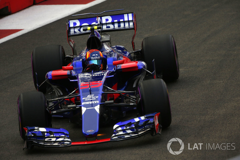 Kvyat, então, permaneceu na Toro Rosso por mais um ano e meio, embora sendo amplamente ofuscado por Sainz.