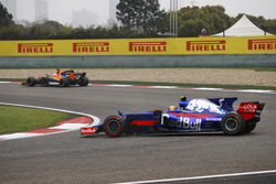 Carlos Sainz Jr., Scuderia Toro Rosso STR12, se reprend après un tête-à-queue