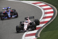 Sergio Perez, Force India VJM10, devant Daniil Kvyat, Scuderia Toro Rosso STR12