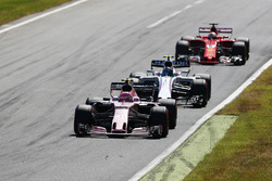 Esteban Ocon, Sahara Force India F1 VJM10, Lance Stroll, Williams FW40, Sebastian Vettel, Ferrari SF70H