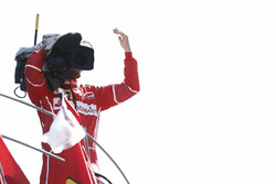 Tercero, Sebastian Vettel, Ferrari, se vuelve un camarógrafo