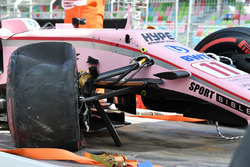 La voiture endommagée de Sergio Perez, Sahara Force India VJM10 est ramenée
