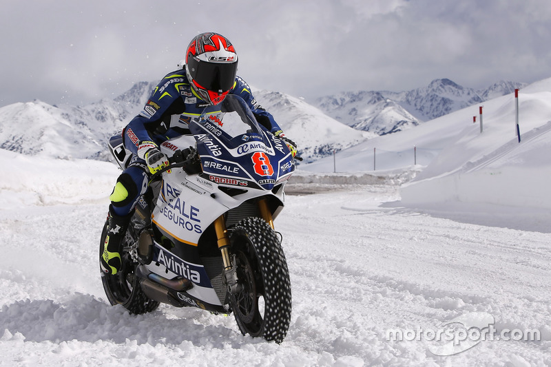 Emilio Zamora, pilote de stunt, au guidon de la moto du team Avintia Racing