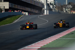 Макс Ферстаппен, Red Bull Racing RB13, и Джолион Палмер, Renault Sport F1 RS17