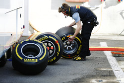 Un technicien de Pirelli analyse les pneus