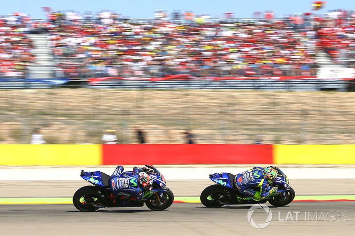 Viñales persigue a Rossi durante la carrera de Aragón