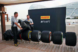 Маріо Ізола, менеджер Pirelli Racing та Пол Хэмбрі, директор Pirelli Motorsport відкриває шини Pirel