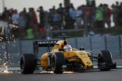 Kevin Magnussen, Renault Sport F1 Team RS16 sends sparks flying