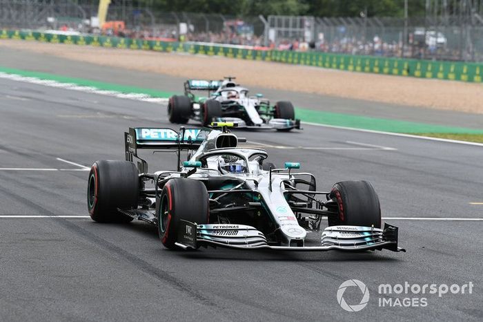 Valtteri Bottas, Mercedes AMG W10 y Lewis Hamilton, Mercedes AMG F1 W10, practica una salida al final de la PL2