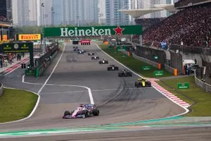 Sergio Perez, Racing Point RP19, voor Nico Hulkenberg, Renault F1 Team R.S. 19