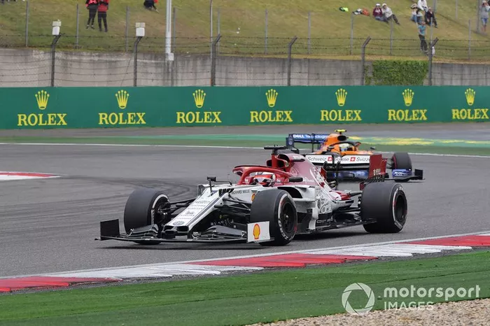 Kimi Raikkonen, Alfa Romeo Racing C38, precede Lando Norris, McLaren MCL34