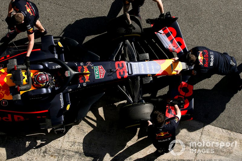 Max Verstappen, Red Bull Racing, poussé par ses mécaniciens