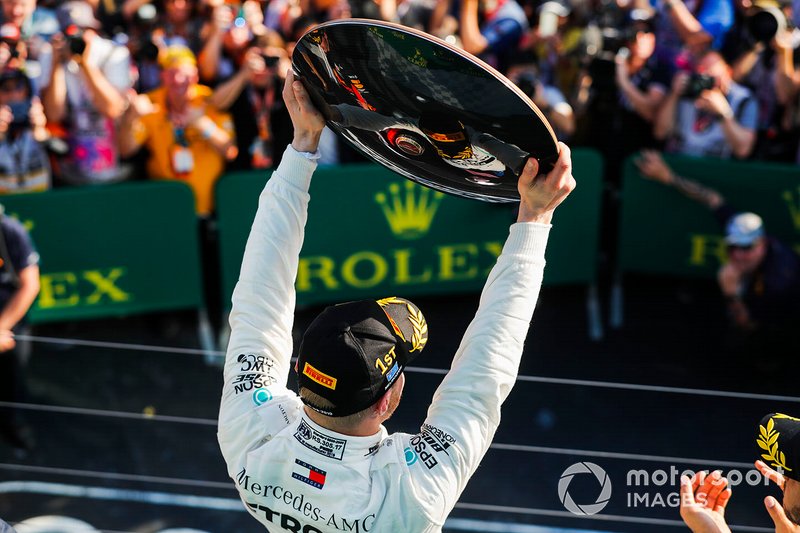 Valtteri Bottas, Mercedes AMG F1, vincitore, festeggia con il suo trofeo sul podio