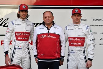 Kimi Raikkonen, Alfa Romeo Racing, Antonio Giovinazzi, Alfa Romeo Racing, Frederic Vasseur, Alfa Romeo Racing Team Principal