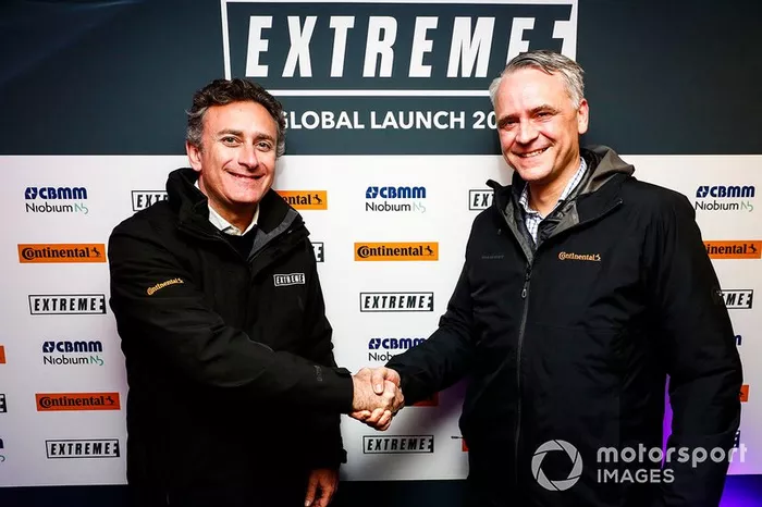 Alejandro Agag, PDG de la Formule E, serre la main d'un représentant de Continental Tyres