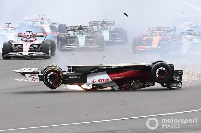 El accidente de Zhou Guanyu, Alfa Romeo C42 en la salida de la carrera