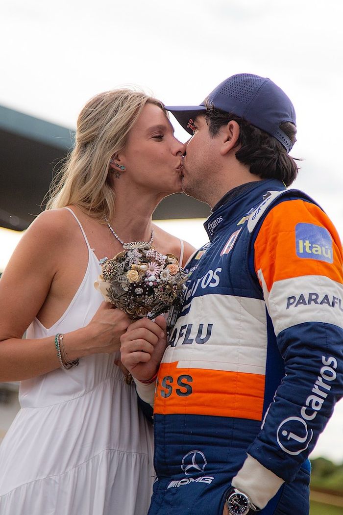 Cacá Bueno renova votos de casamento no autódromo com esposa Talita