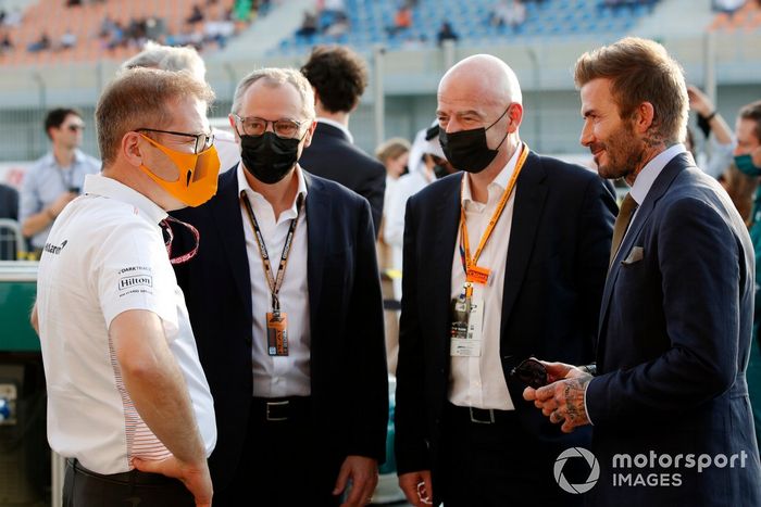 Andreas Seidl, director del equipo McLaren, y Stefano Domenicali, director general de la Fórmula 1, hablan con David Beckham