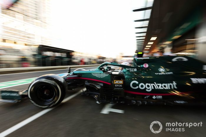 Sebastian Vettel, Aston Martin AMR21, sale del garaje