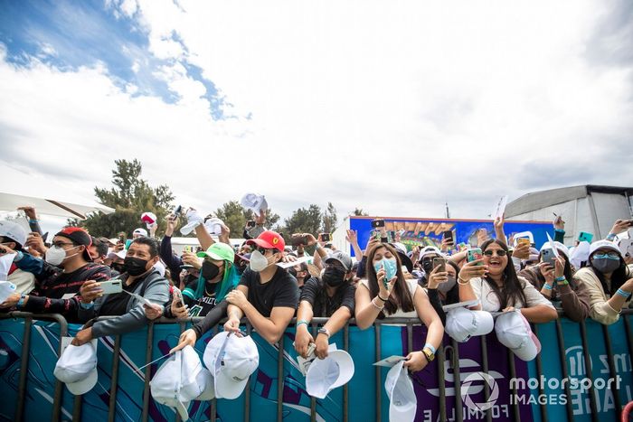 Los aficionados esperan para conseguir gorras firmadas por los pilotos