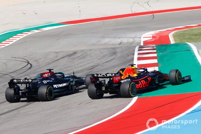 Max Verstappen, Red Bull Racing RB16B, lucha con Lewis Hamilton, Mercedes W12