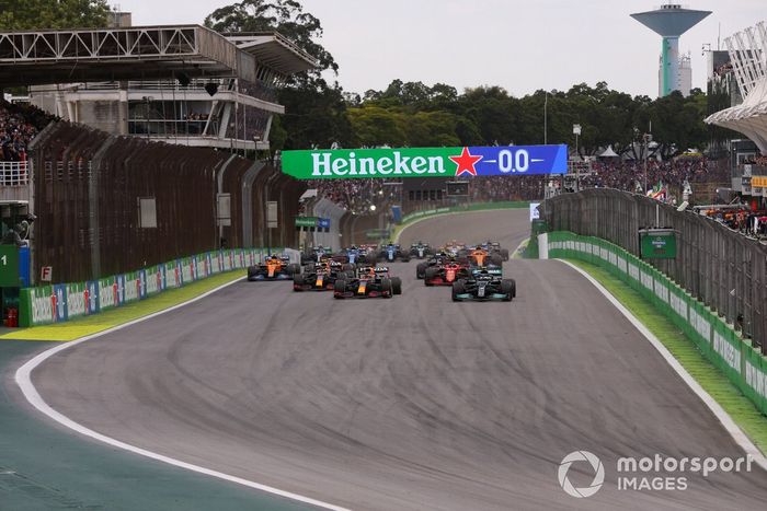 Valtteri Bottas, Mercedes W12, Max Verstappen, Red Bull Racing RB16B, Sergio Pérez, Red Bull Racing RB16B, Carlos Sainz Jr., Ferrari SF21, y el resto de la parrilla en la salida