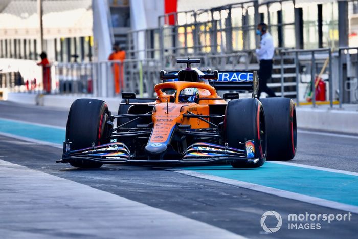 Lando Norris, McLaren MCL35M adaptado (muleto) con los Pirelli de 18 pulgadas 