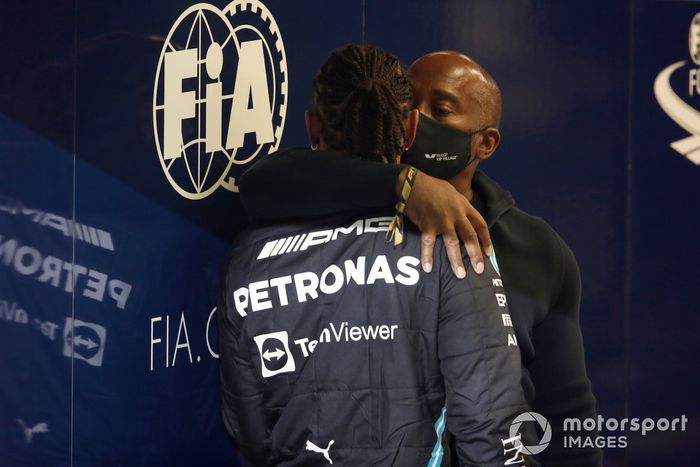 Lewis Hamilton, Mercedes, 2ª posición, con su padre Anthony Hamilton tras la carrera