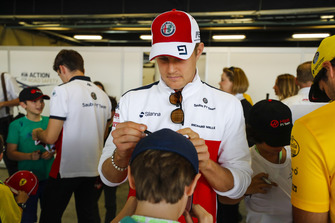Marcus Ericsson, Sauber, firma il cappellino di un giovane tifoso