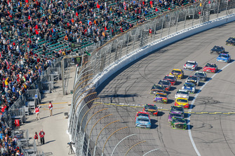 Kevin Harvick, Stewart-Haas Racing, Ford Fusion Busch Light, Chase Elliott, Hendrick Motorsports, Chevrolet Camaro Mountain Dew are leading the field