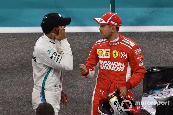 Lewis Hamilton, Mercedes AMG F1 y Sebastian Vettel, Ferrari en Parc Ferme 
